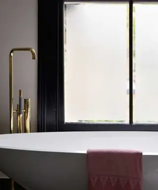 bad med vindu og badekar