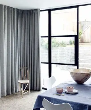 Que peut-on mettre sur une fenêtre pour empêcher la chaleur de pénétrer ?