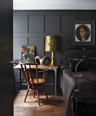 Chambre noire avec tête de lit en fer peinte avec des balustrades Farrow & Ball