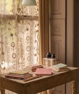 Des piles de journaux colorés sur un bureau en bois