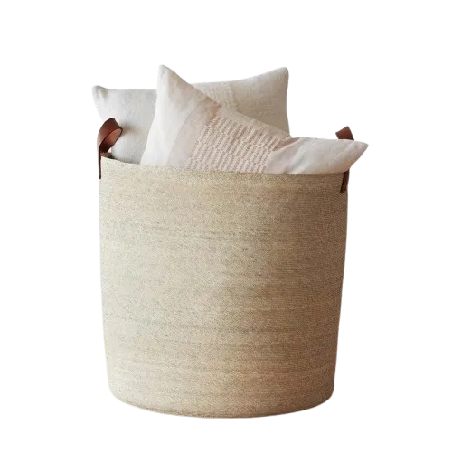 Duży tkany kosz z poduszkami w środku.' loading='lazy' title=