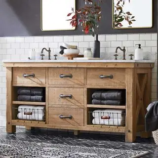 Idée de salle de bains à double vasque avec mur tapissé et miroirs dorés