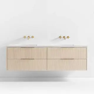 Batten Vanity contre un mur blanc.