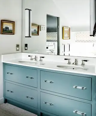 Peut-on installer une double vasque dans une petite salle de bain ? Les experts discutent