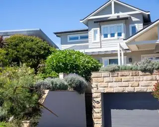 garage ed esterno della casa suburbana