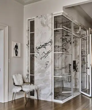 douche design en marbre, porte vitrée, parquet