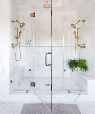 Pommeau de douche doré, design marbre