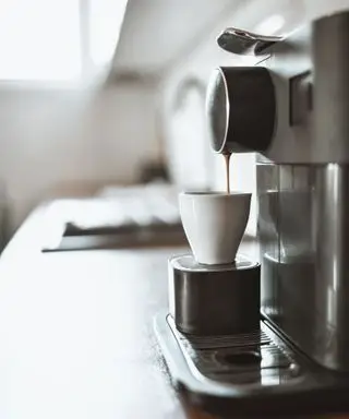 Une tasse de café remplie dans une machine à café