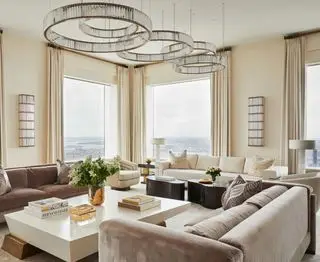 3 avantages délicieux de « faire flotter » un canapé, selon les concepteurs