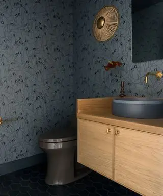 salle de bains bleue avec papier peint moderne