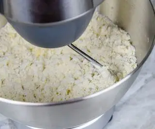 Un bol à mélanger avec un fouet pour réaliser de la pâtisserie