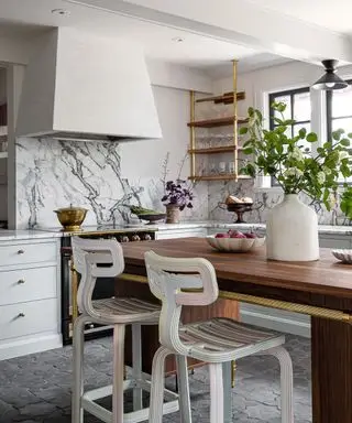 Blekgrått kjøkken med mørk treøy