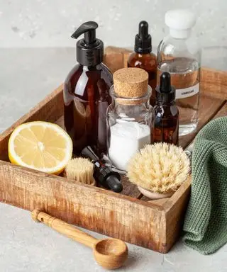 Skuff med husholdningsrengjøringsingredienser