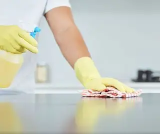 Tørking av en kjøkkenbenk