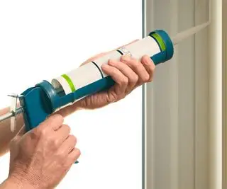 påføre silisium på hjørnet av en vegg