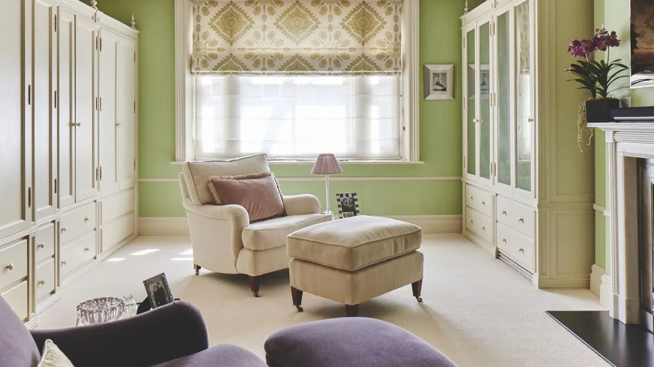 Eu tentei a regra de organização cinco-cinco para acabar com a bagunça do armário antes mesmo de começar - estou chocado que funcione