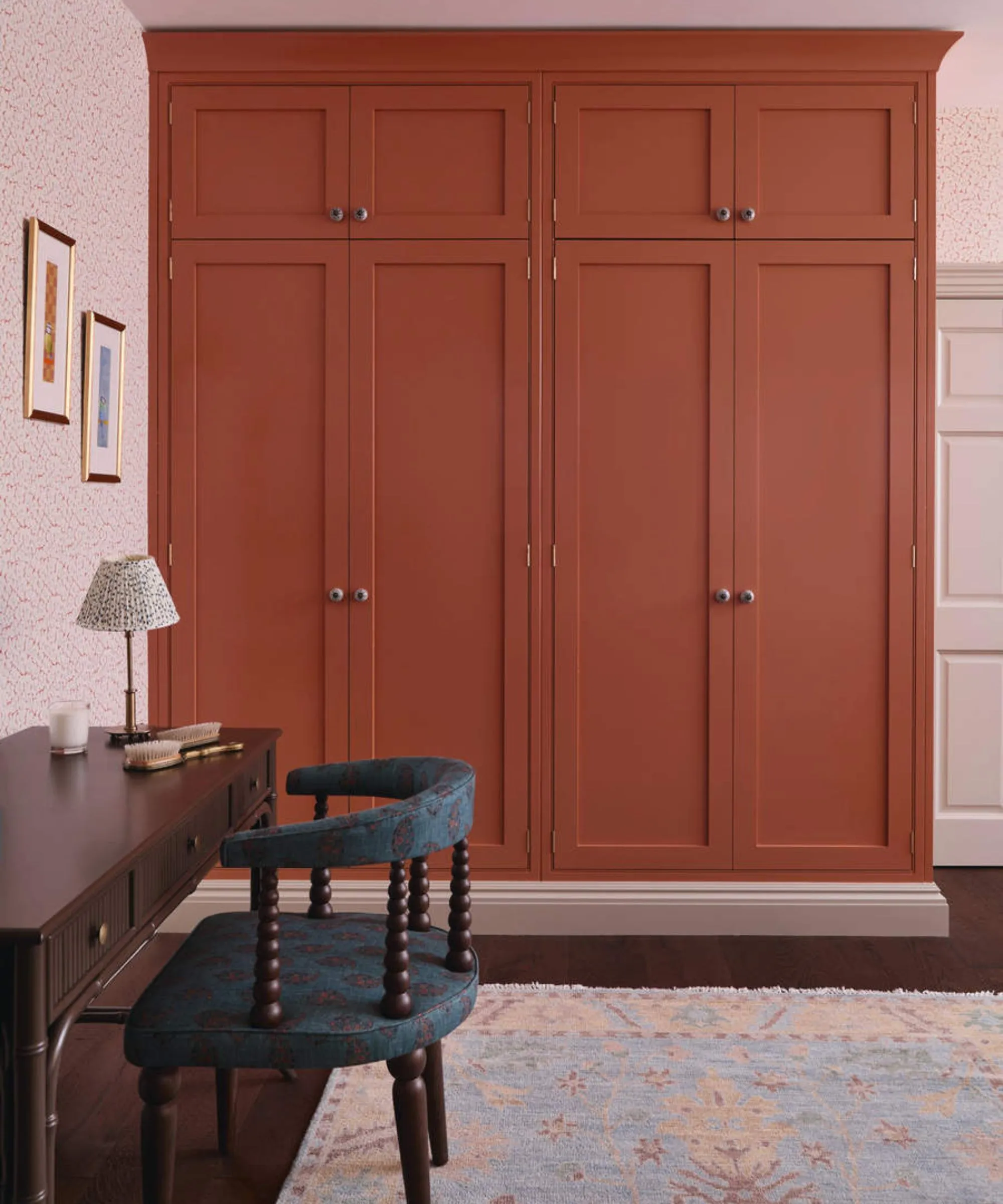 Pomarańczowa szafa w sypialni' loading='lazy' title=