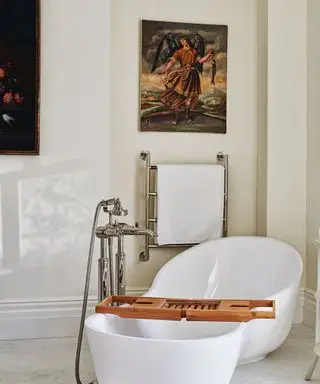 bad med hvite håndklær