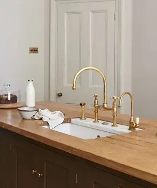 messing vandhane og vandhaner i et devol køkken