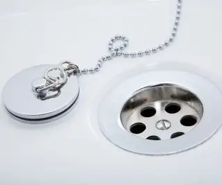 Jak udrożnić odpływ wanny – 5 kroków, aby zatrzymać powolne opróżnianie