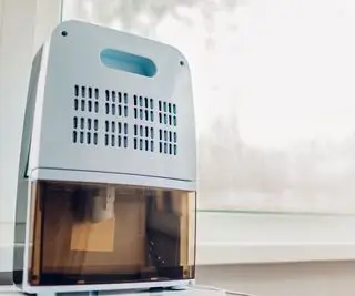 En lille hvid affugter på en vindueskant