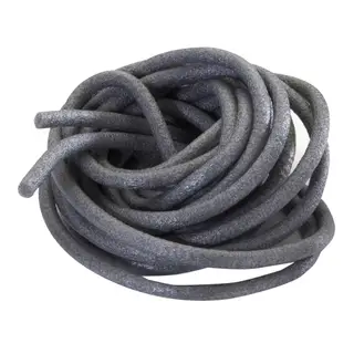 Rilassante cucina contemporanea con mobili da cucina in assi di legno, lavello bianco, grande finestra, lampadario sospeso accanto alla finestra, scaffali accanto alla finestra