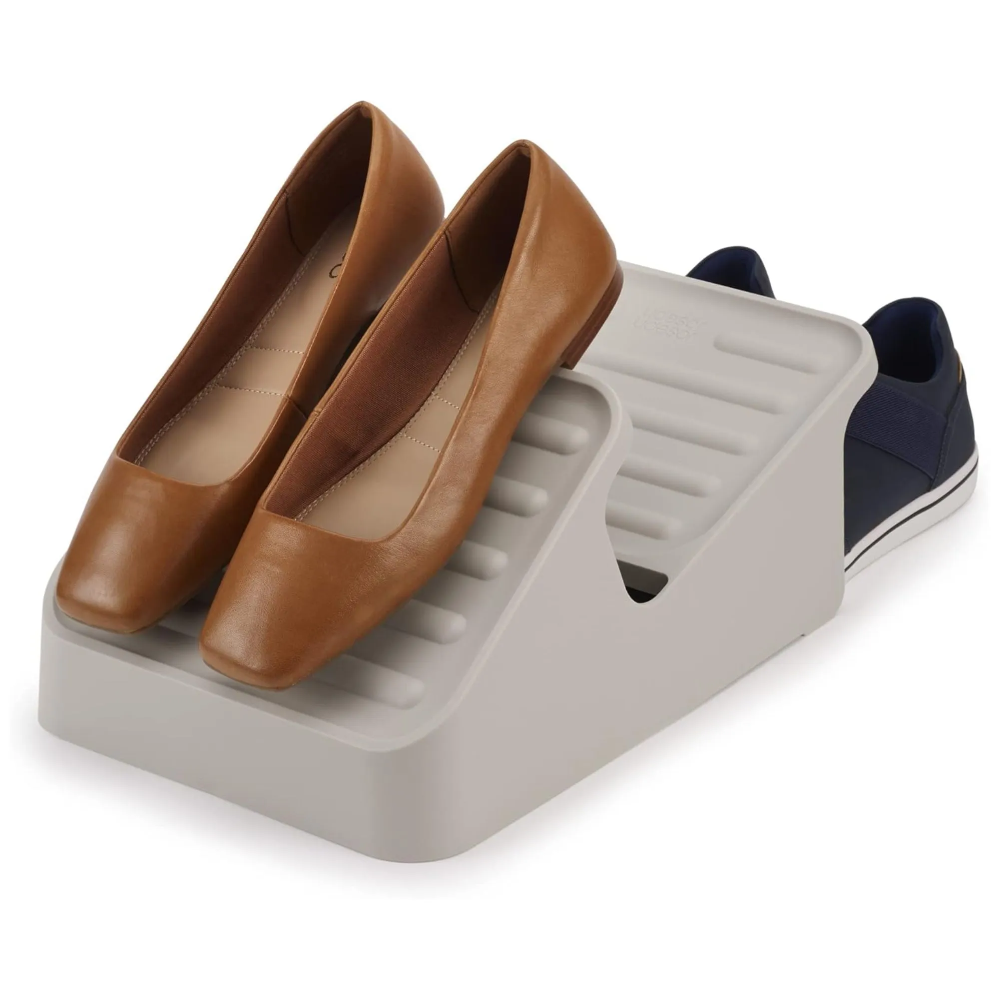 Szary organizer na buty, na którym znajdują się dwie pary butów.' loading='lazy' title=