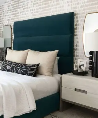 Moderne soveromsoppsett med hodegjerde i blågrønn blågrønn fløyel og speil over begge nattbordene