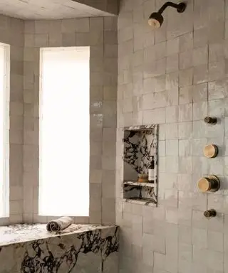design de salle de bain moderne avec carrelage zellige et marbre
