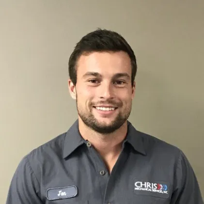 Jon ist ein Mann mit braunen Haaren und einem kurzen Bart, der ein graues Kragen -Arbeitshemd mit dem Firmennamen und seinem Namen trägt.' loading='lazy' title=