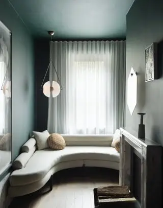 インテリアデザイナーが語る、小さな部屋を広く見せるのに最適なカーテンの色