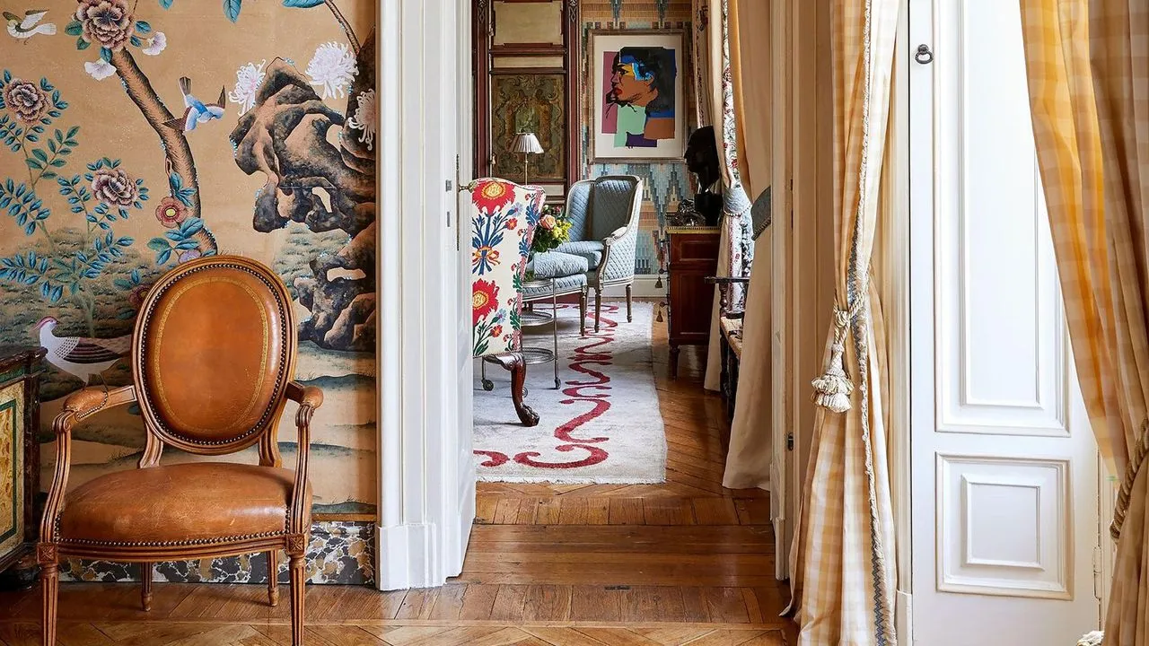 Lebendiger, farbenfroher Flur mit Lederstuhl aus der Mitte des Jahrhunderts und orientalischer Designtapete' loading='lazy' title=