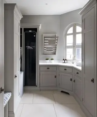 חדר כביסה בצבע אפור