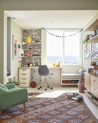 idées de chambre d'enfants/adolescents avec papier peint, bureau, tapis multicolore, fauteuil vert, meubles de rangement