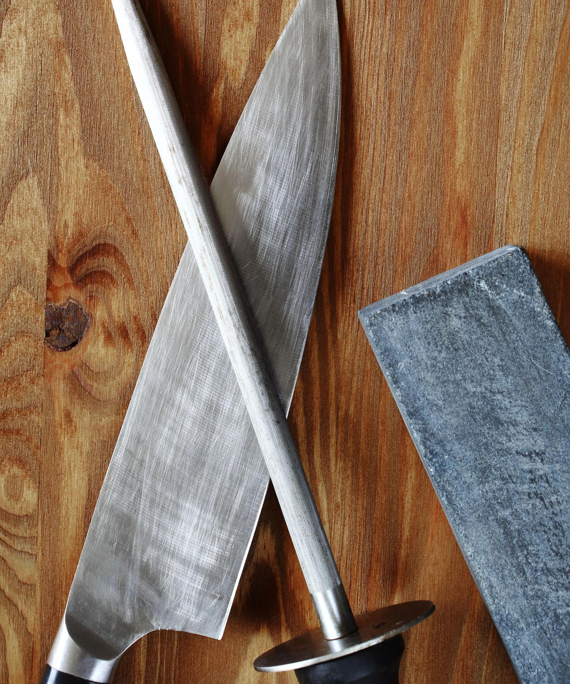 Drewniany blat z prętem do ostrzenia noży i osełką' loading='lazy' title=