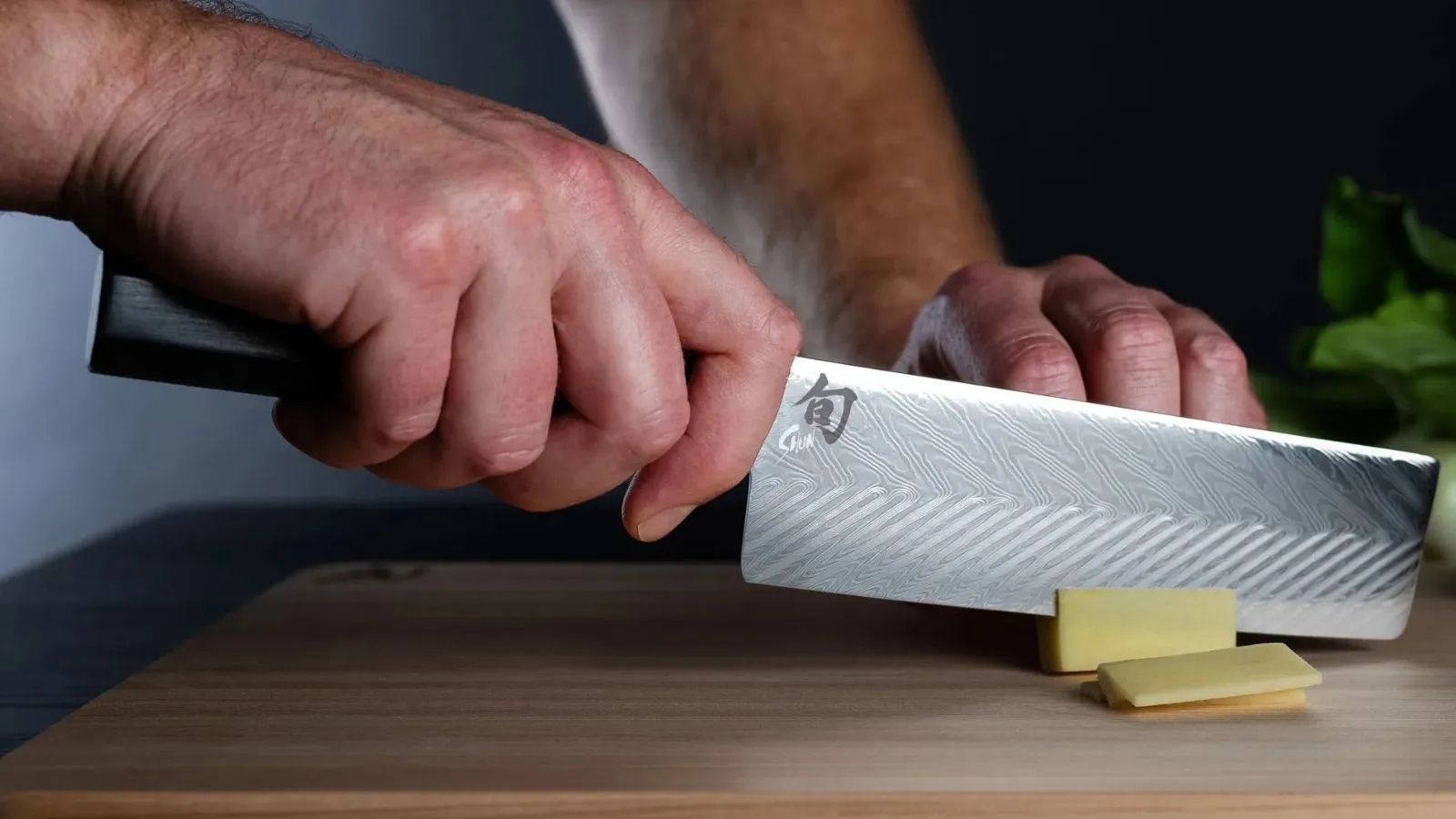 „Kilka kroków przywraca ich ostrość jak brzytwa” – profesjonalni szefowie kuchni ujawniają 3 rzeczy, których używają do łatwego ostrzenia noży do świątecznego rzeźbienia