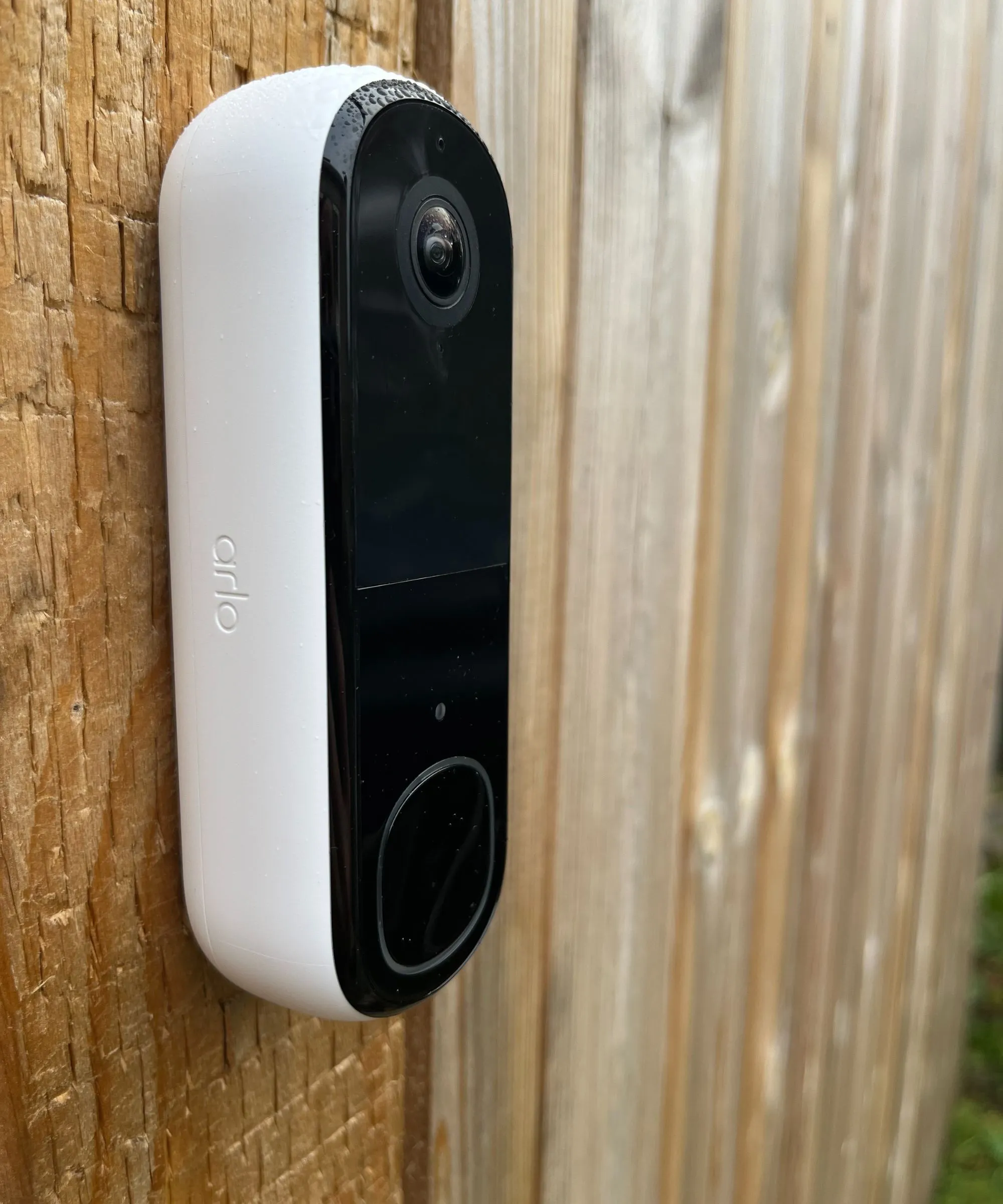 Sonnette vidéo Arlo fixée à la clôture' loading='lazy' title=