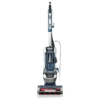 Un aspirateur vertical Shark Stratos sur fond blanc