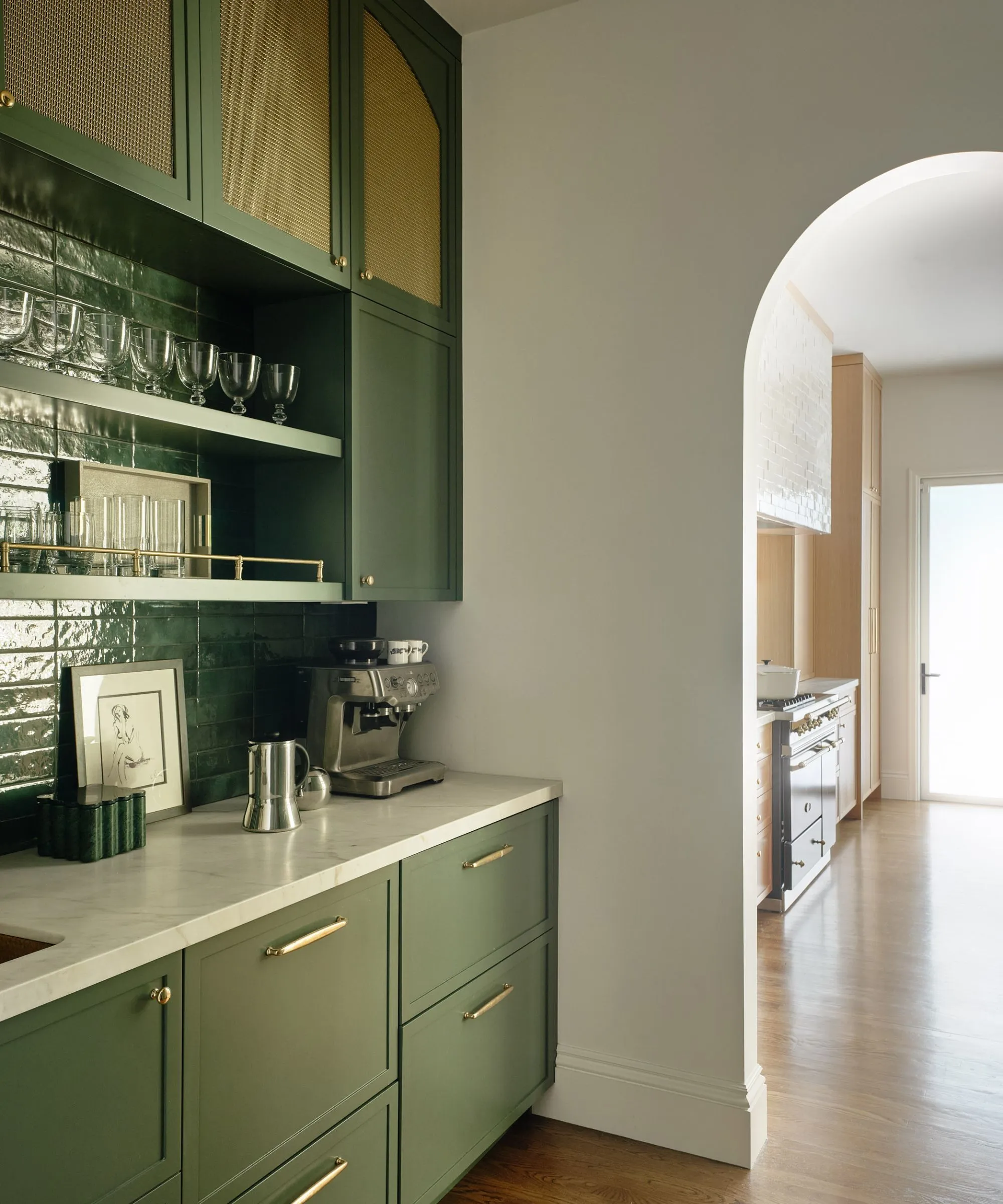 bagkøkken grønne skabe og klinker' loading='lazy' title=