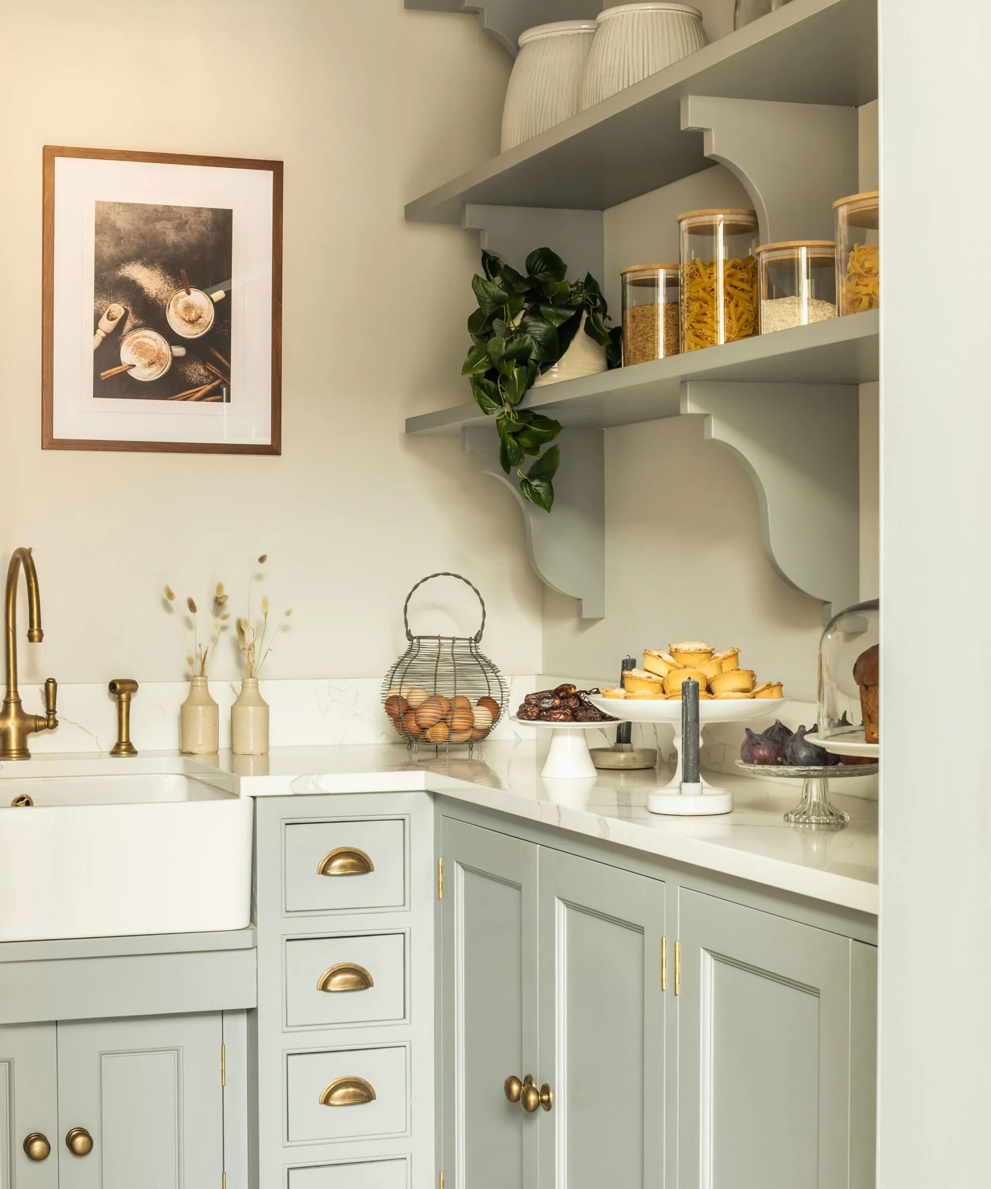 køkken med skabe' loading='lazy' title=