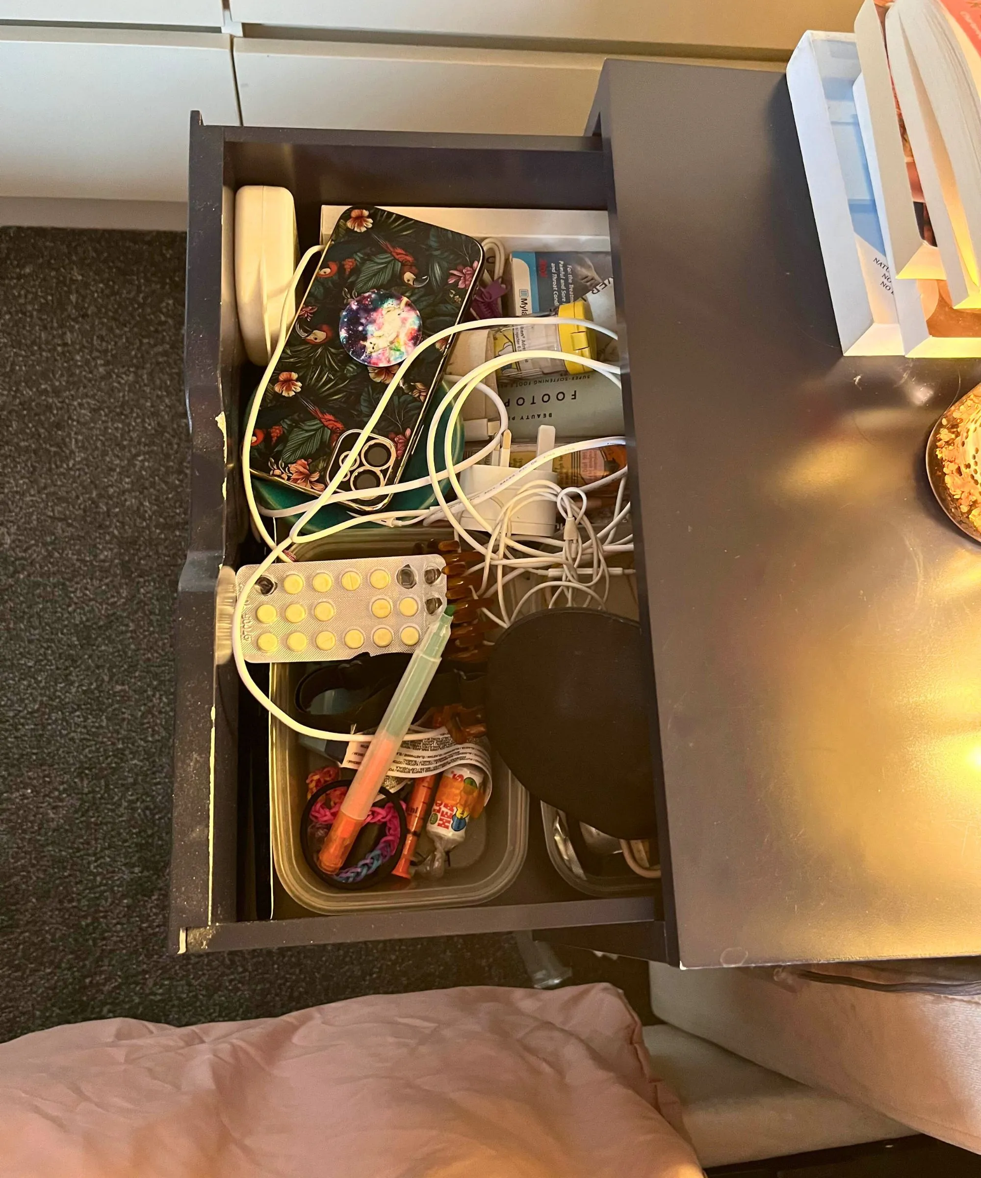 Eine große rote B.Uble -Aufbewahrungsbox mit Baggräben, die in einzelnen Trennwänden geschichtet sind. Zwei glitzernde rot und goldene Baubles sitzen oben. Ein Reißverschlussdeckel.' loading='lazy' title=