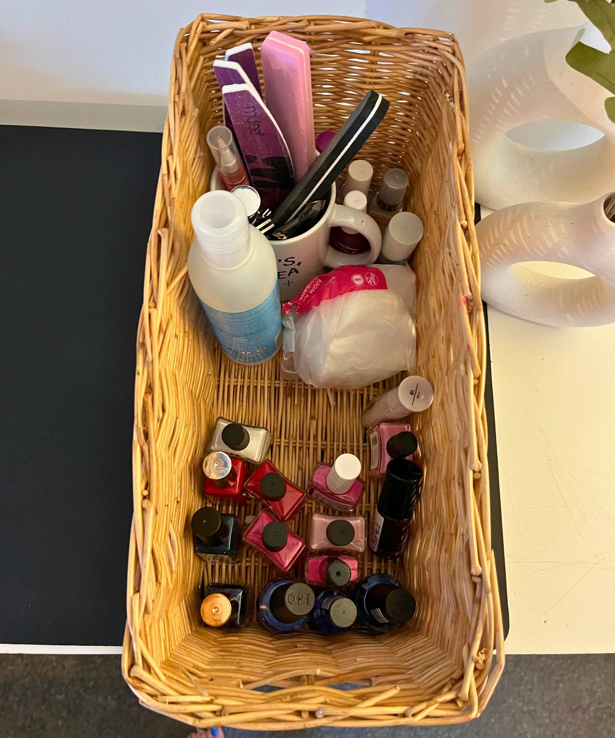 Nagelschublade vorher. Wicket -Schublade, die von meiner Hand geöffnet wurde und ein Durcheinander von Wattestäbchen -Nagellacknagelfeilen und eine blaue Flasche Aceton zeigt' loading='lazy' title=