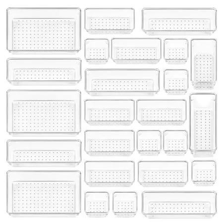 Schrank vor. Offener Schrank, der mit Kleidung und langen Gegenständen aussieht, die über den in den eingebauten Schubladen eingebauten Dingen rumhängen' loading='lazy' title=