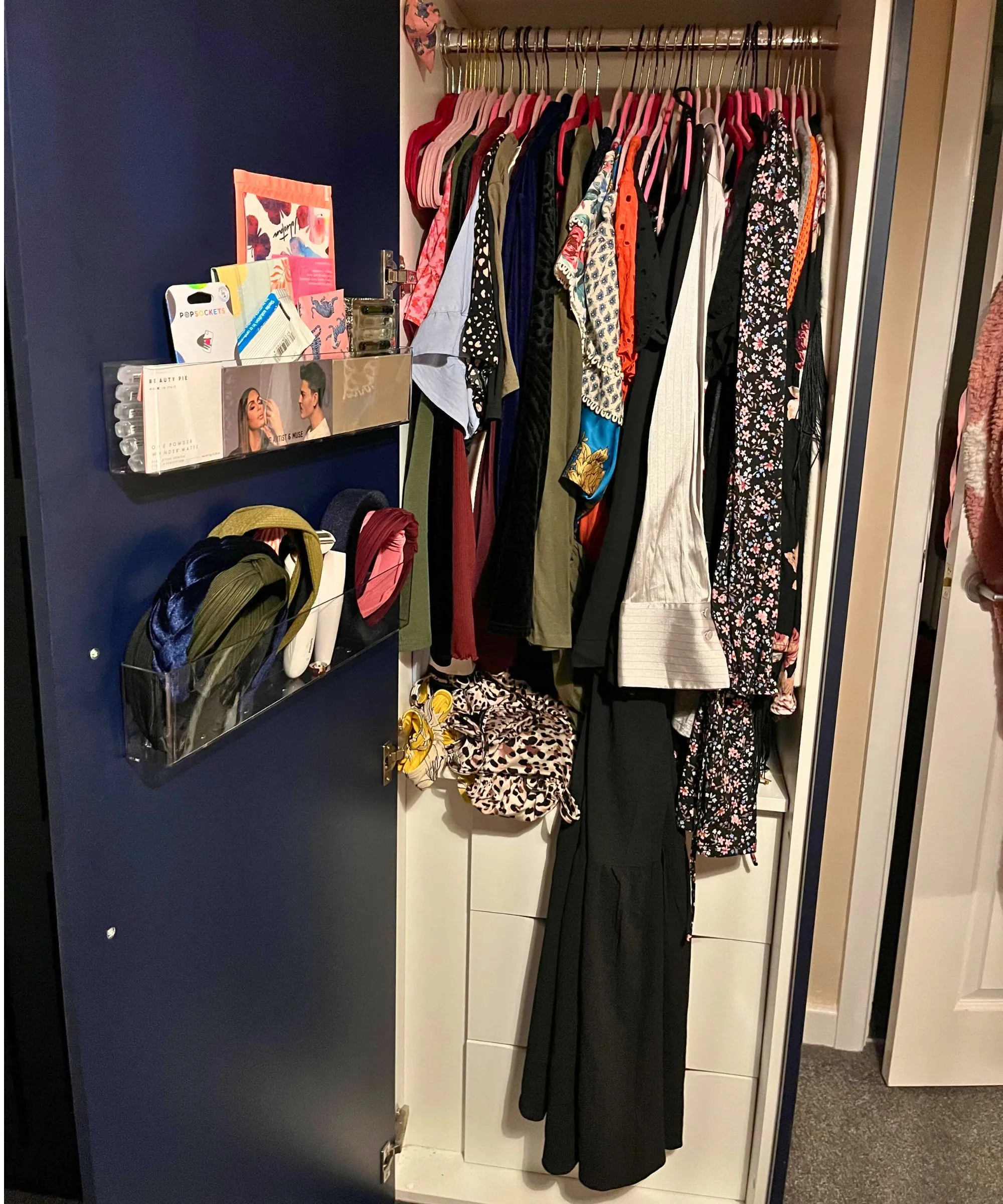 Bild von zwei halb gezogenen Schubladen sowohl mit Trennwänden als auch Elementen in' loading='lazy' title=