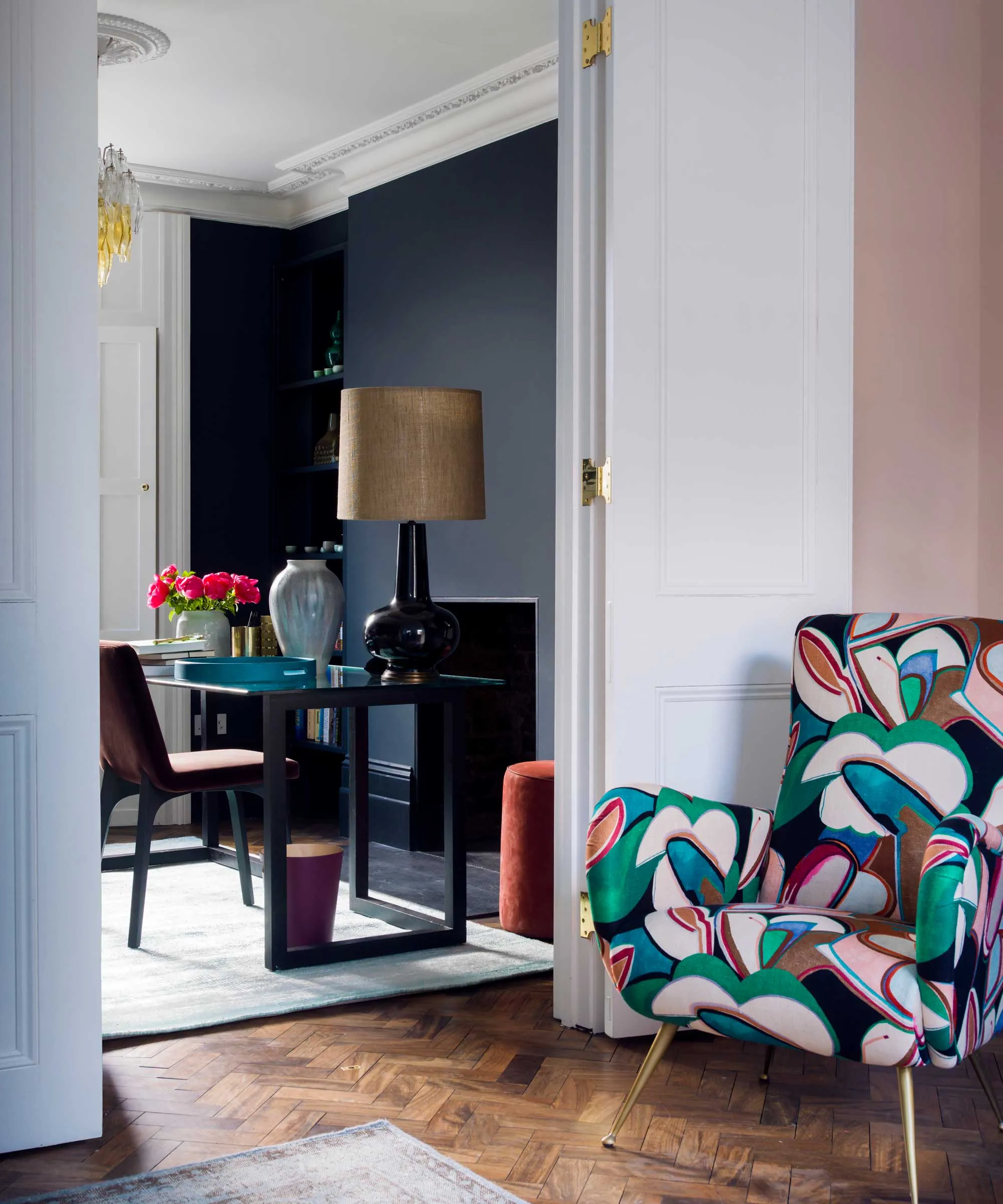 Home Office und gemusterter Sessel' loading='lazy' title=