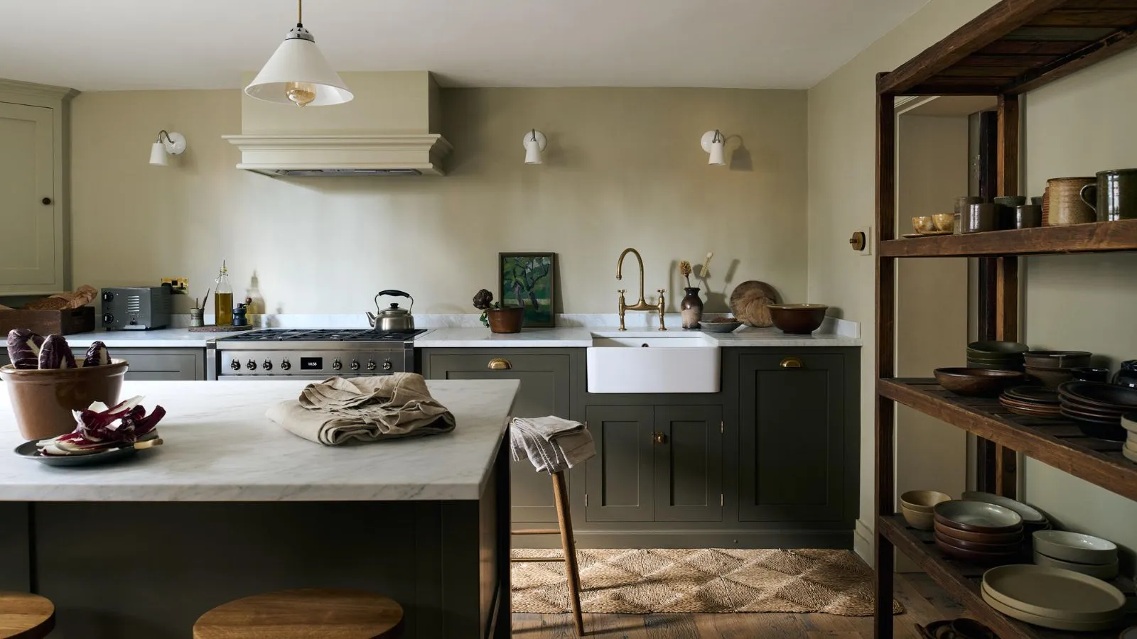 Cozinha neutra com ilha e estantes abertas' loading='lazy' title=