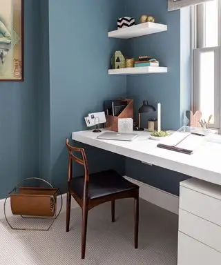 机と椅子のあるホームオフィス