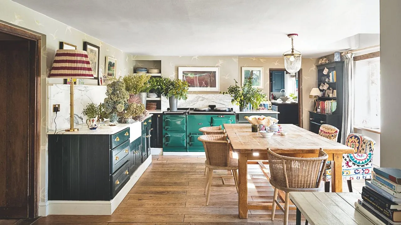 Jasna jadalnia kuchenna z zielonymi szafkami i kuchenką' loading='lazy' title=