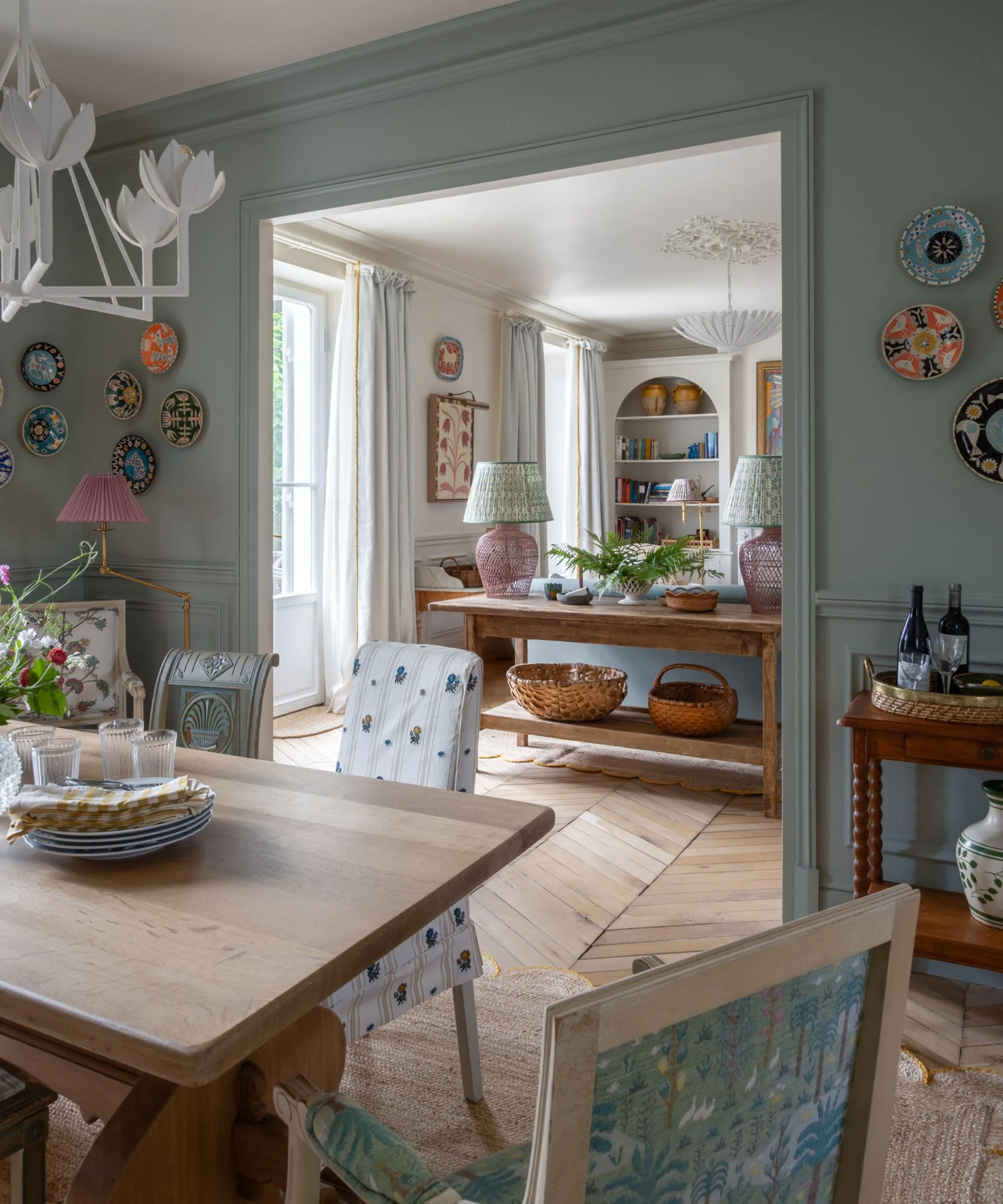 Comedor pintado de azul, lleno de bonitas piezas estilo cabaña vintage con vista abierta a la cocina.' loading='lazy' title=
