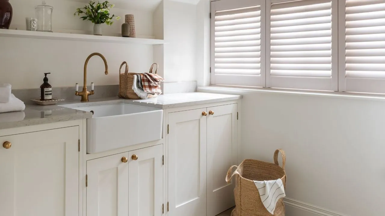 Jasna neutralna pralnia z okiennicami i tkanym koszem' loading='lazy' title=